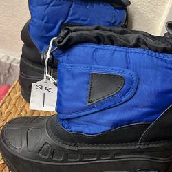 SNOW BOOTS 20$ EACH PAIR    --- NEW ONES 25$
