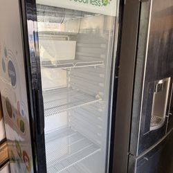 Commercial Glass-Door Refrigerator — Hisense / helloGoodness