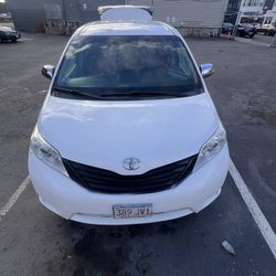 TOYOTA SIENNA LE 2015 ,122,700 Millage ,clean Tittle