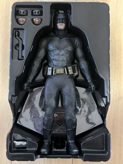 Hot Toys Batman v Superman Batfleck Figure