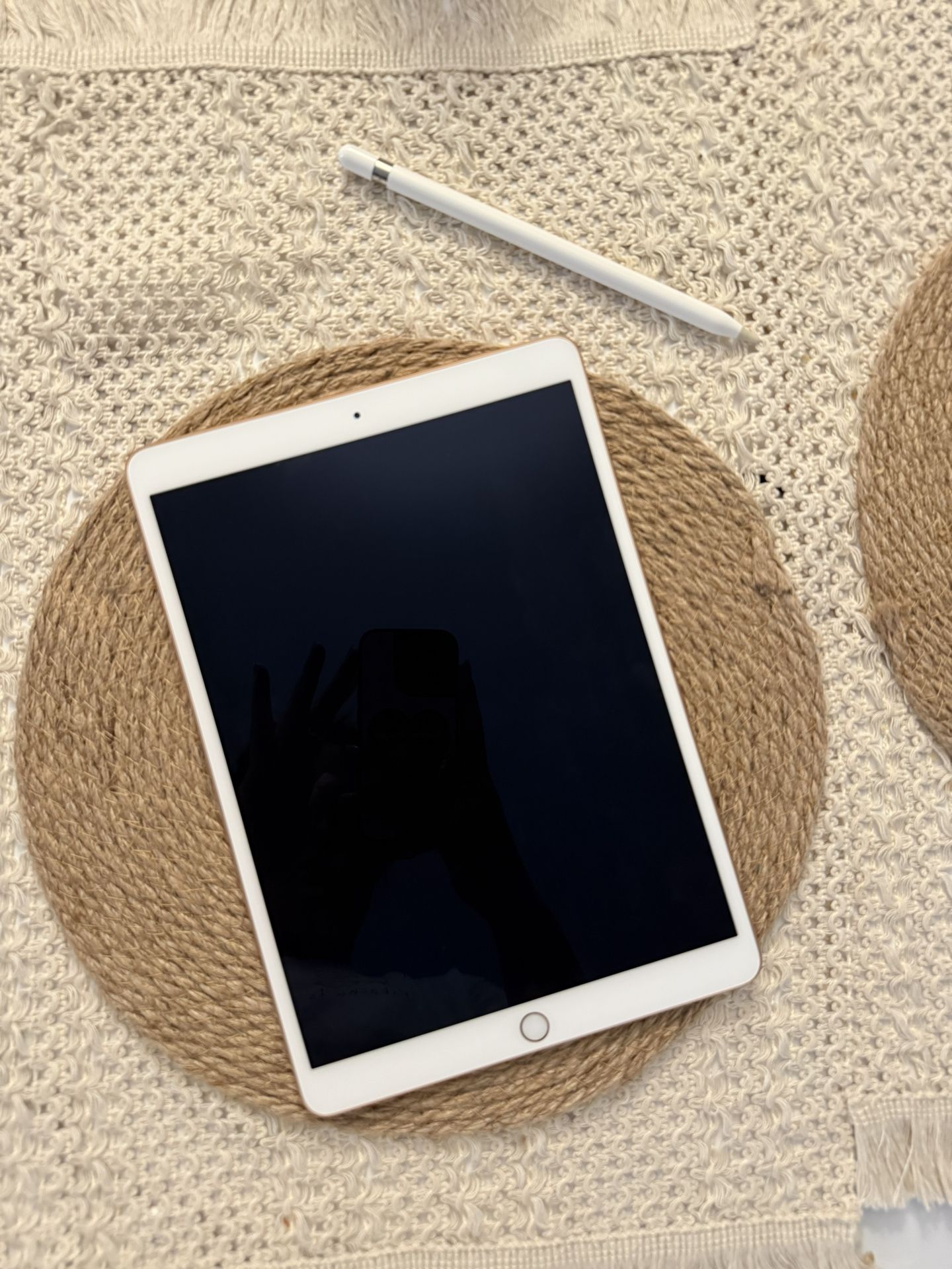 Near Mint iPad Air 3 + Apple Pencil + Case