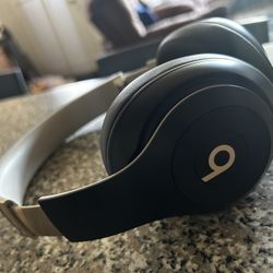 Beats Studio Pro: Black & Gold