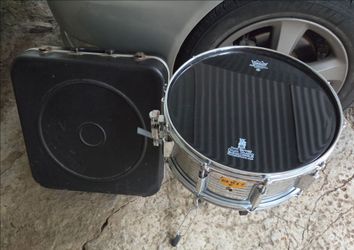 Chrome snare drum set with Remo Ebony head, stand and travel case