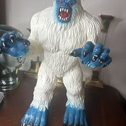 Toys R Us Exclusive YETI Abominable Snowman 15" Figure Maidenhead Rare 2015