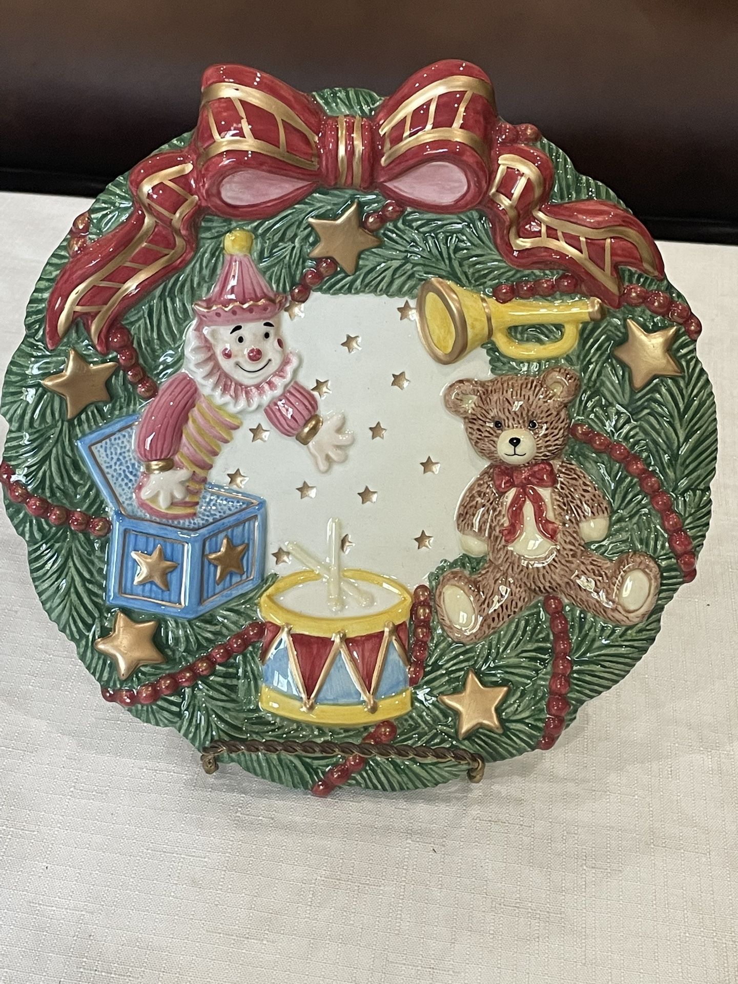 Fitz & Floyd ceramic Christmas wreath plate with toys. 8.25”