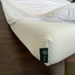 🛏️ King Bed Frame + Zinus Mattress + Headboard – Great Condition!