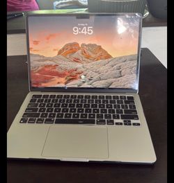 2022 MacBook Air M2 13.6” – 8GB RAM – AppleCare+ Until 2027 – Excellent Condition