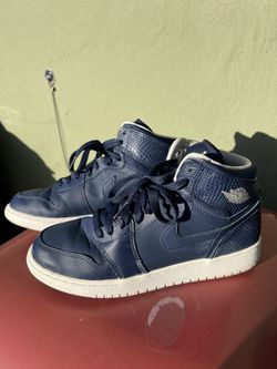 “Midnight Navy” Air Jordan 1’s size 7y