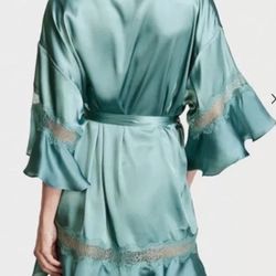 VICTORIA'S SECRET SATIN LACE FLOUNCE ROBE SIZE XS  Gently pre-love***no  belt 