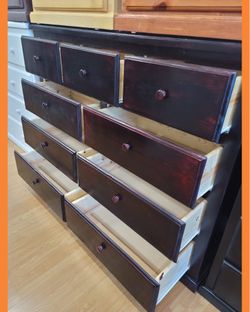 Dresser/Nine drawers dresser