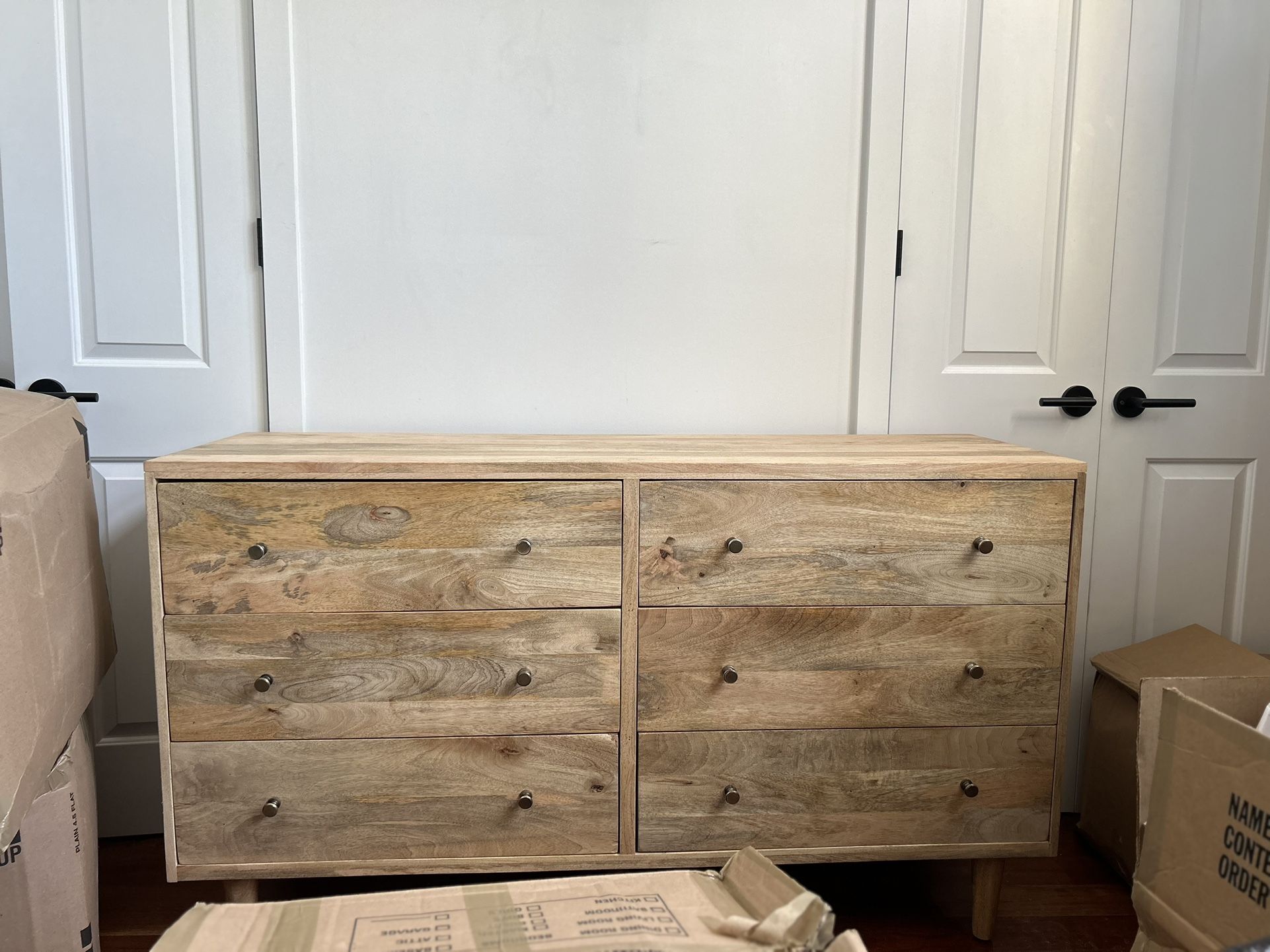 Like New Amelia 6-Drawer Dresser