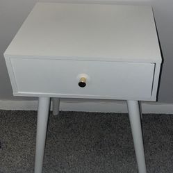 WHITE TABLE/NIGHTSTAND. EXCELLENT – LIKE NEW CONDITION. PET FREE SMOKE FREE HOME.