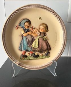 Hummel decorative plate two girls bee