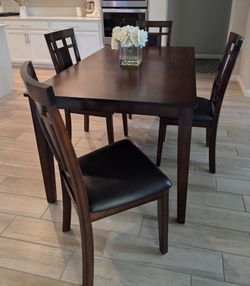 Wood Dining Set. Used, in great condition. Great for small spaces!
Table
60"L x 36"W x 30"H
4 Chairs
Decor Not Included
$320
