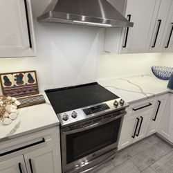 🔥 GE 30” Electric Range – Glass Top + Steam Clean (Needs Minor Repair)