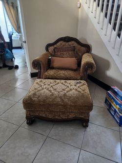 Elegant Traditional Living Room Set – 7 Pieces – Excellent Condition
