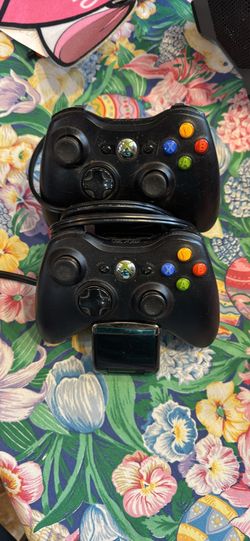 2 XBOX 360 Controllers And Docking Systems 
