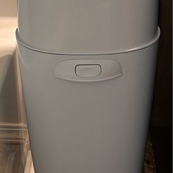 Genie diaper trash + Diaper Genie refill bags (8bags)