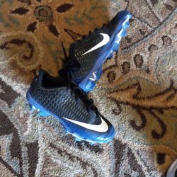 Size 4Y NIKE Soccer Cleats