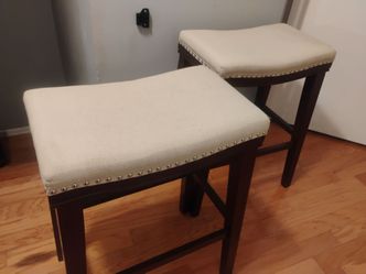 2 bar stools