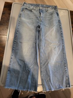 ⭐ Old Navy Women's Wide Leg Cropped Jeans – Size 10 – Light Wash Raw Hem Denim