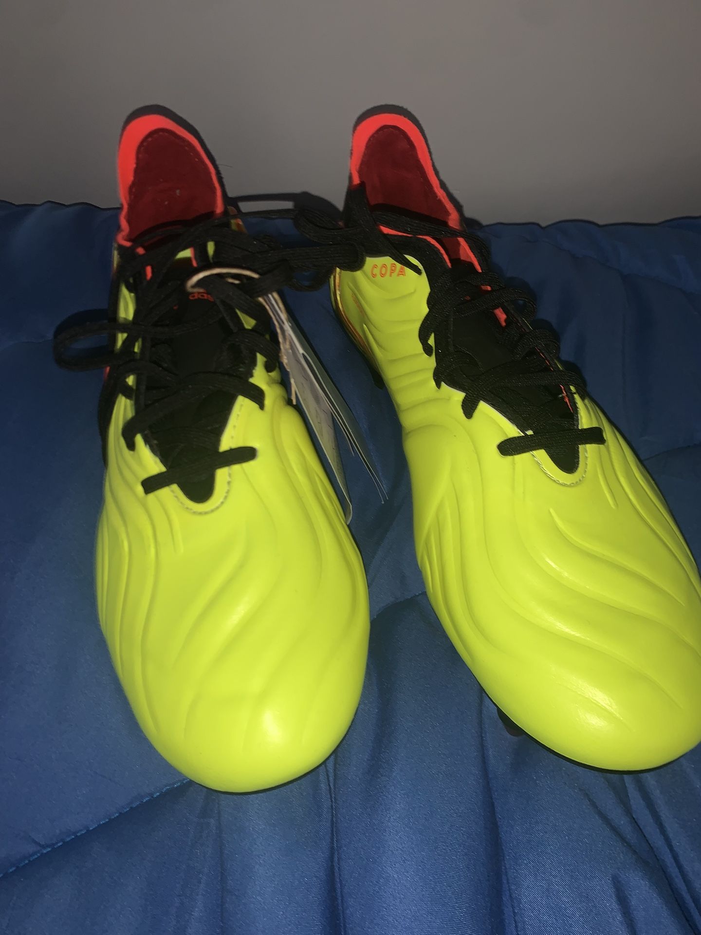 NEW Soccer Cleats Size 9 1/2