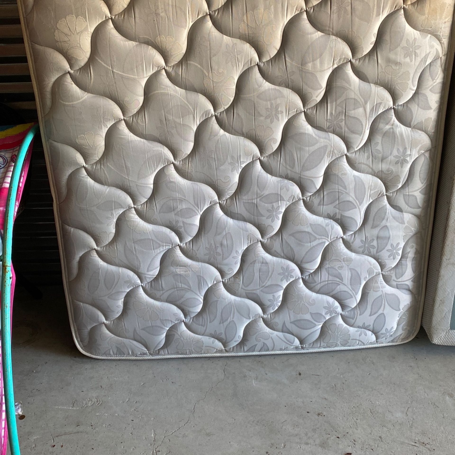 FULL MATRESS AND BOXSPRING SET!