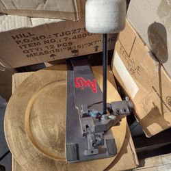 LIKE NEW ACCESS BASS DRUM PEDAL USED A FEW TIMES INSIDE CONCERT SETTING.