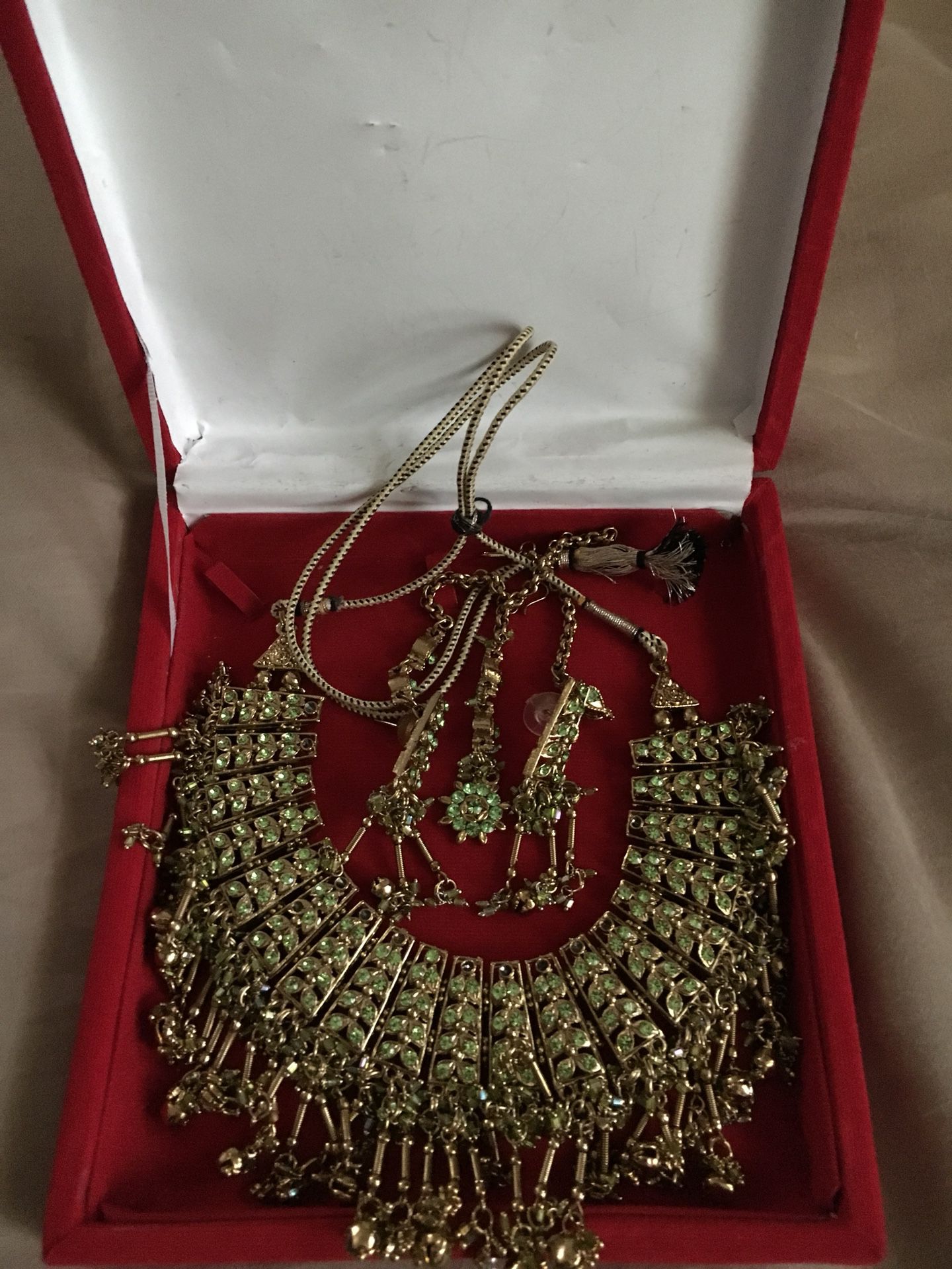 Indian/Pakistani style necklace with earring and teka!