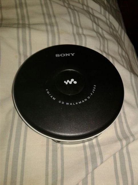 Sony FM/AM CD walkman D-FJ003