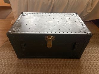 Authentic , World War II U.S. Army Signal Corps Chest Trunk (Model BC-5)