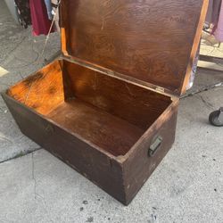 ANTIQUE VINTAGE WOOD TRUNK 