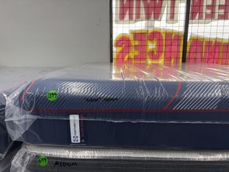 KING SIZE SEALY POSTUREPEDIC ELITE HYBRID “ALBANY” MEDIUM MATTRESS & BOX SPRINGS BED SET