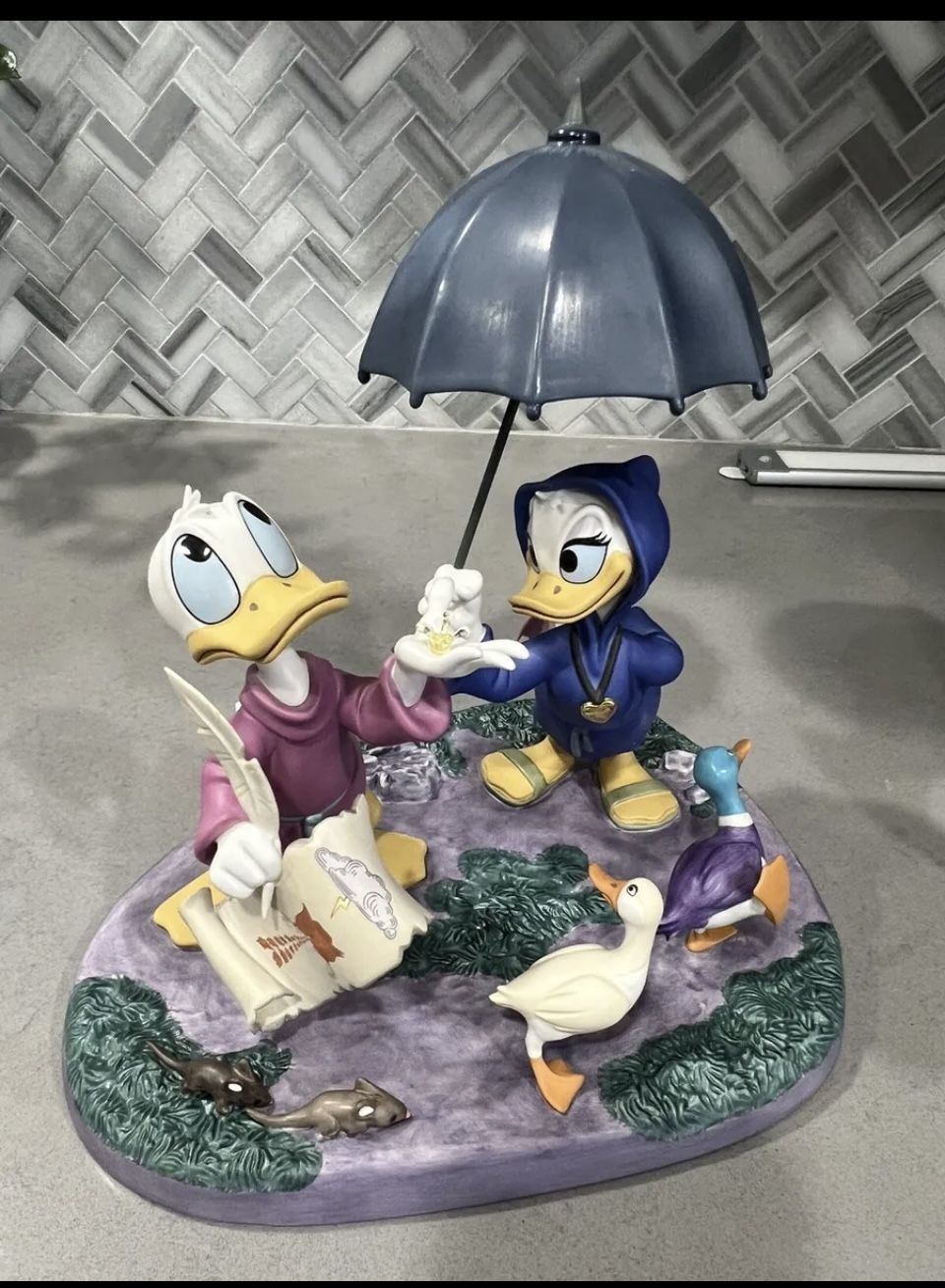 WDCCファンタジア2000 ドナルド＆デイジー Looks like rain DSC07562.jpg