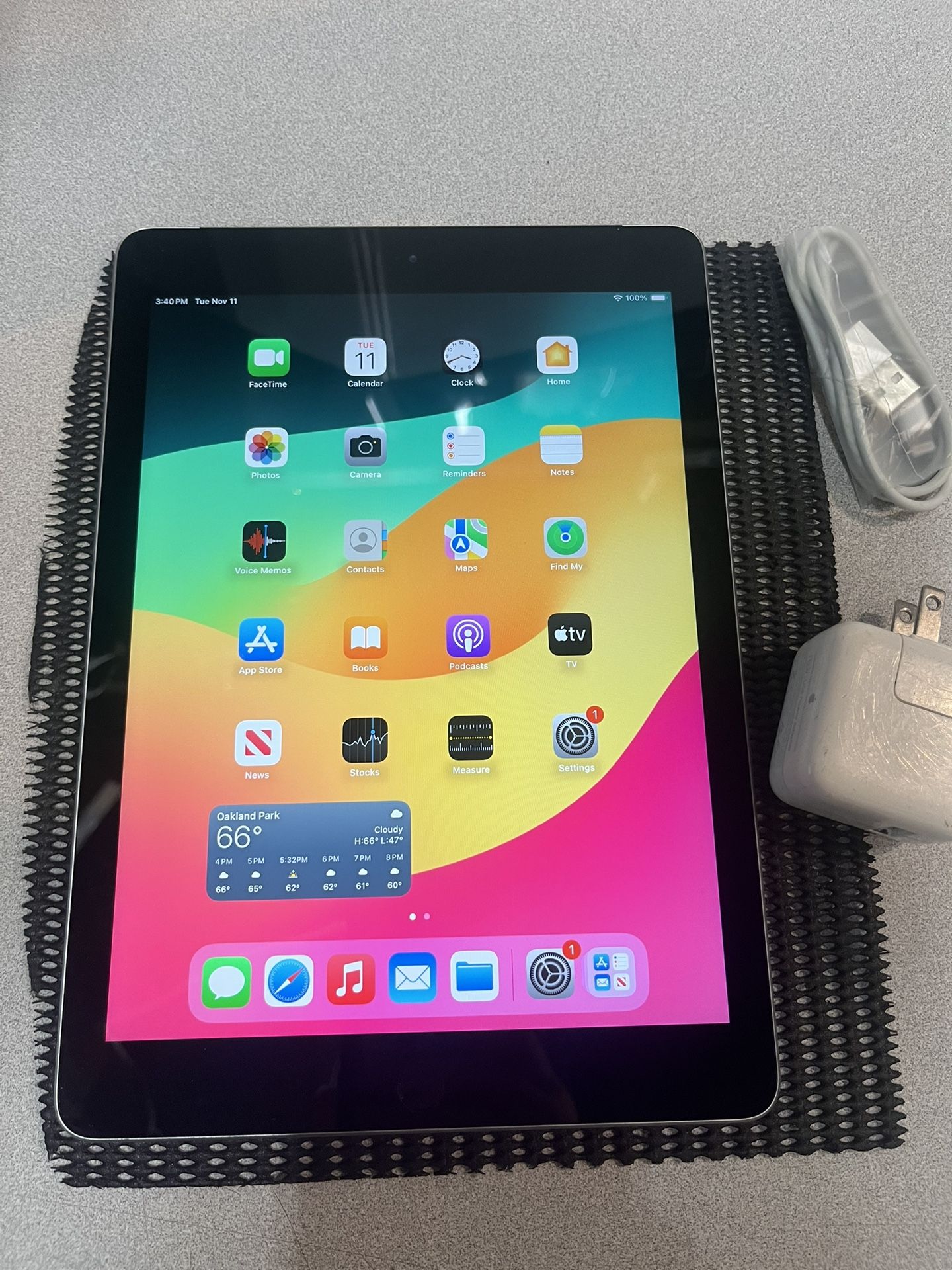 Apple iPad 6th Gen 9.7” 32GB WiFi + cellular-Space Gray 