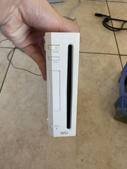 Original Wii working, 7 games, 1 controller, 2 nunchuks