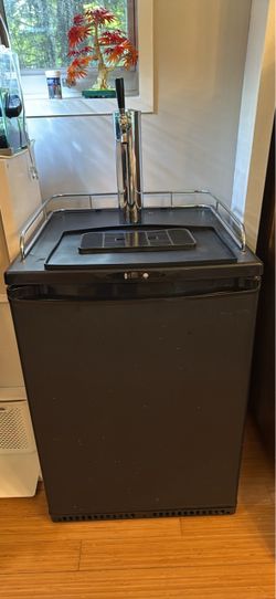 Single Tap Kegerator with CO2 Tank and Couplers