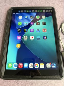 Apple iPad 9th Gen 256GB Wi-Fi Space Gray + OtterBox Case + Fast Charger