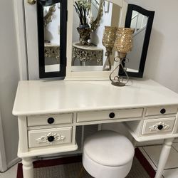 Vanity Desk/ Makeup 