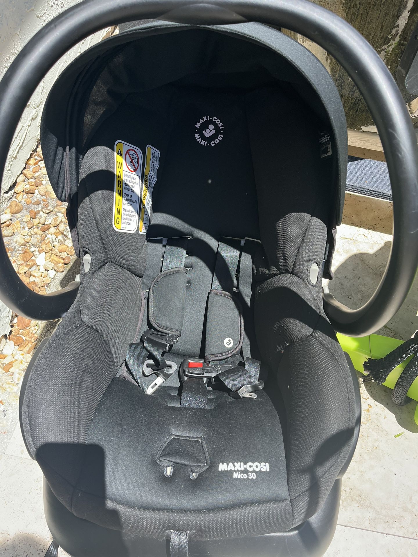 Black Maxi Cosi Infant Car Seat With Base 