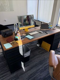 FOR SALE ā EXECUTIVE OFFICE DESK