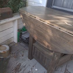 Adjustable dining room table