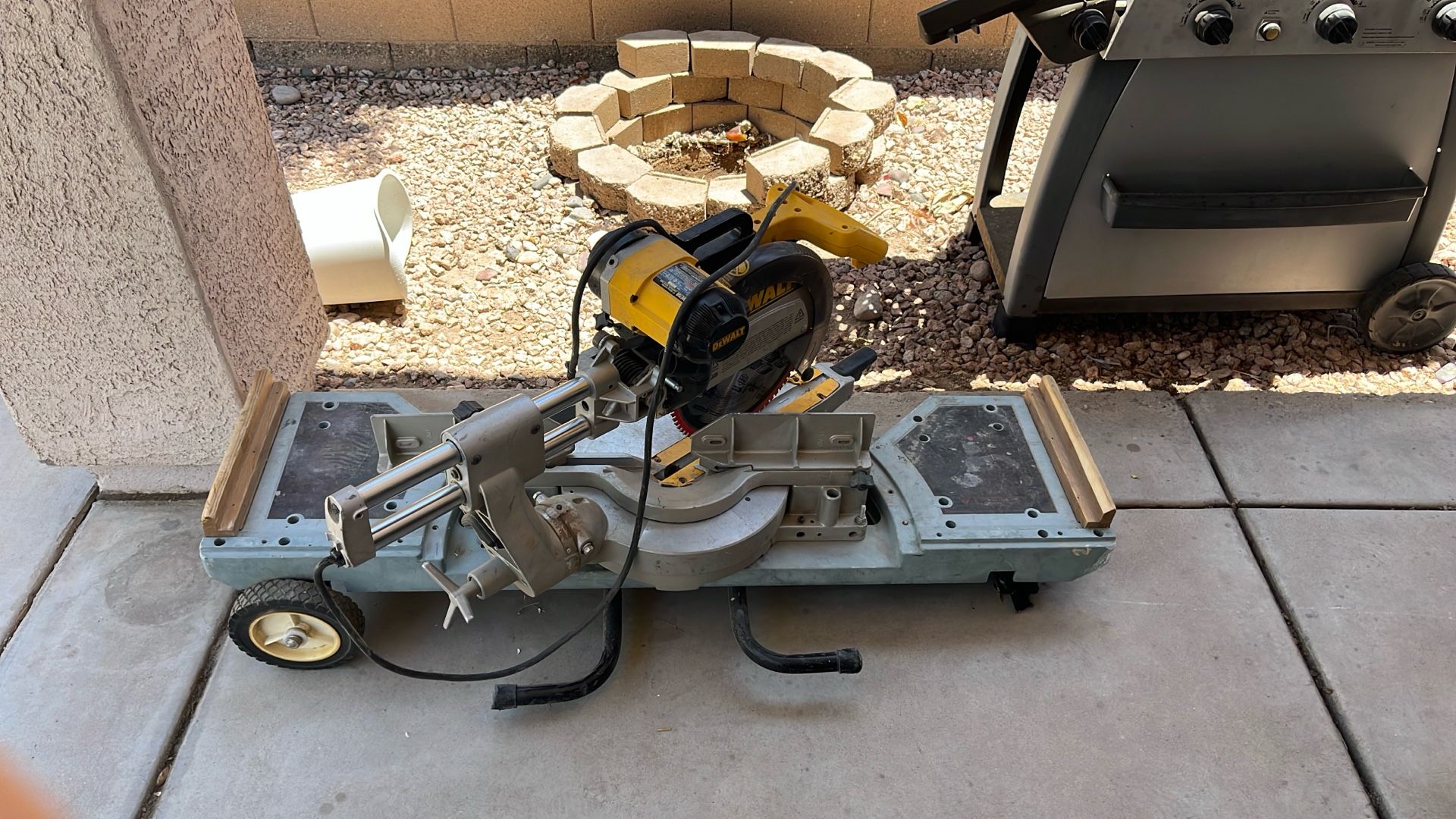 DeWalt Double-Bevel Sliding Compound Miter Saw