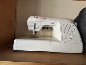 Singer Single Needle / Embroidery Sewing Machine