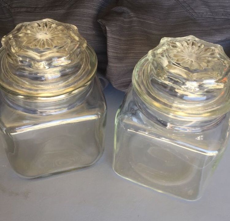 2 glass jars with lids