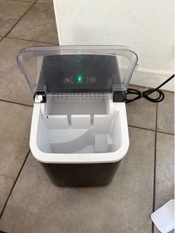 Portable ice cube maker
