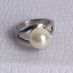 Women’s Pearl Ring Size  7 ~ Vintage To Fashion