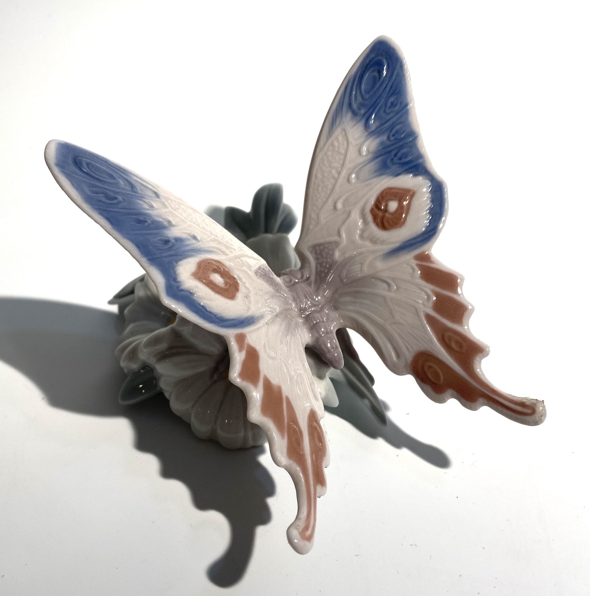 LLADRO Retired Graceful Landing Butterfly & Flowers 06666 New in Box
