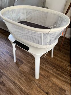Very clean (like new) 4moms bassinet