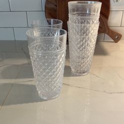4 Plastic Cups